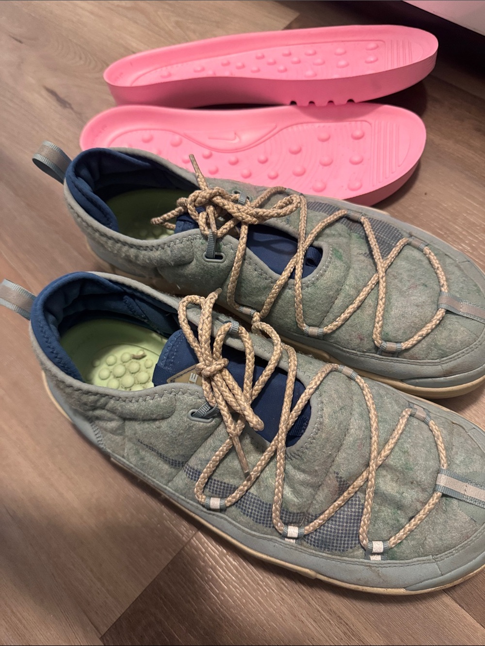 Nike Men's Athletic Shoes in Light Green with Navy and Pink Insoles